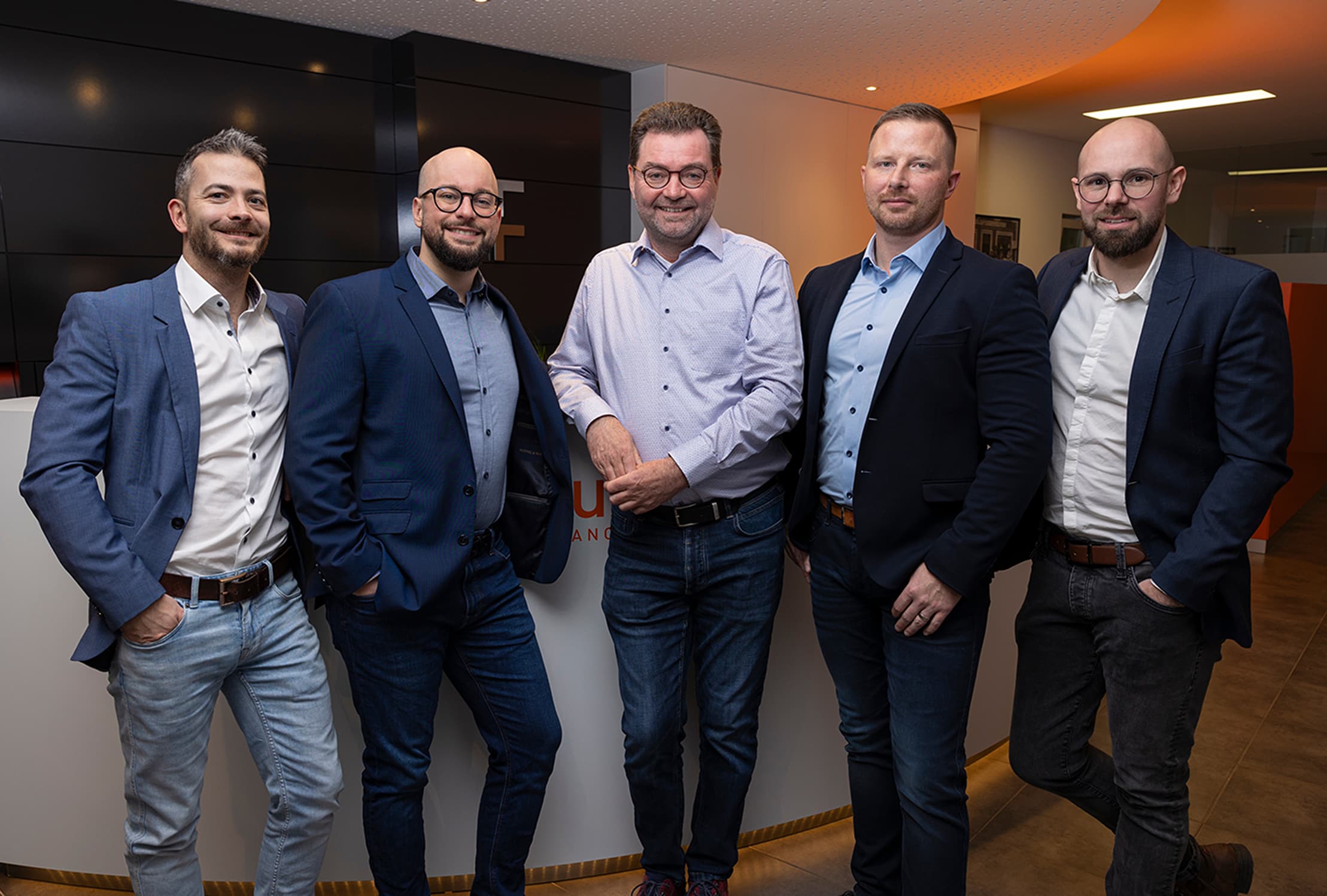 Photo de groupe avec Joé Schmit, Ken Friederes, Fernand Friederes, Yves Kuhn et Tom Scheier (de droite à gauche)